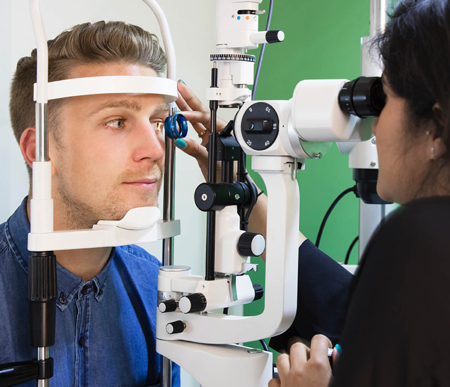 Фототест. Аппарат для коррекции зрения. Глазной тест. Зрение фото. Ученые осматривают глаза.