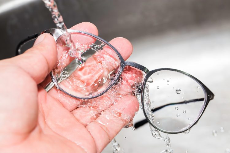heroico emparedado cosecha Aprende a limpiar correctamente tus gafas | +Vision