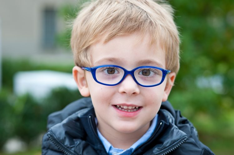 mezcla Mal humor también Cómo elegir las gafas ideales para tu hijo | +Vision
